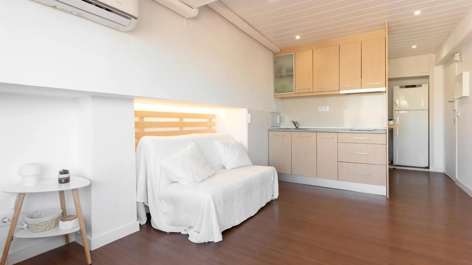 Beach & Fun: Cozy Studio La Pineda Apartment