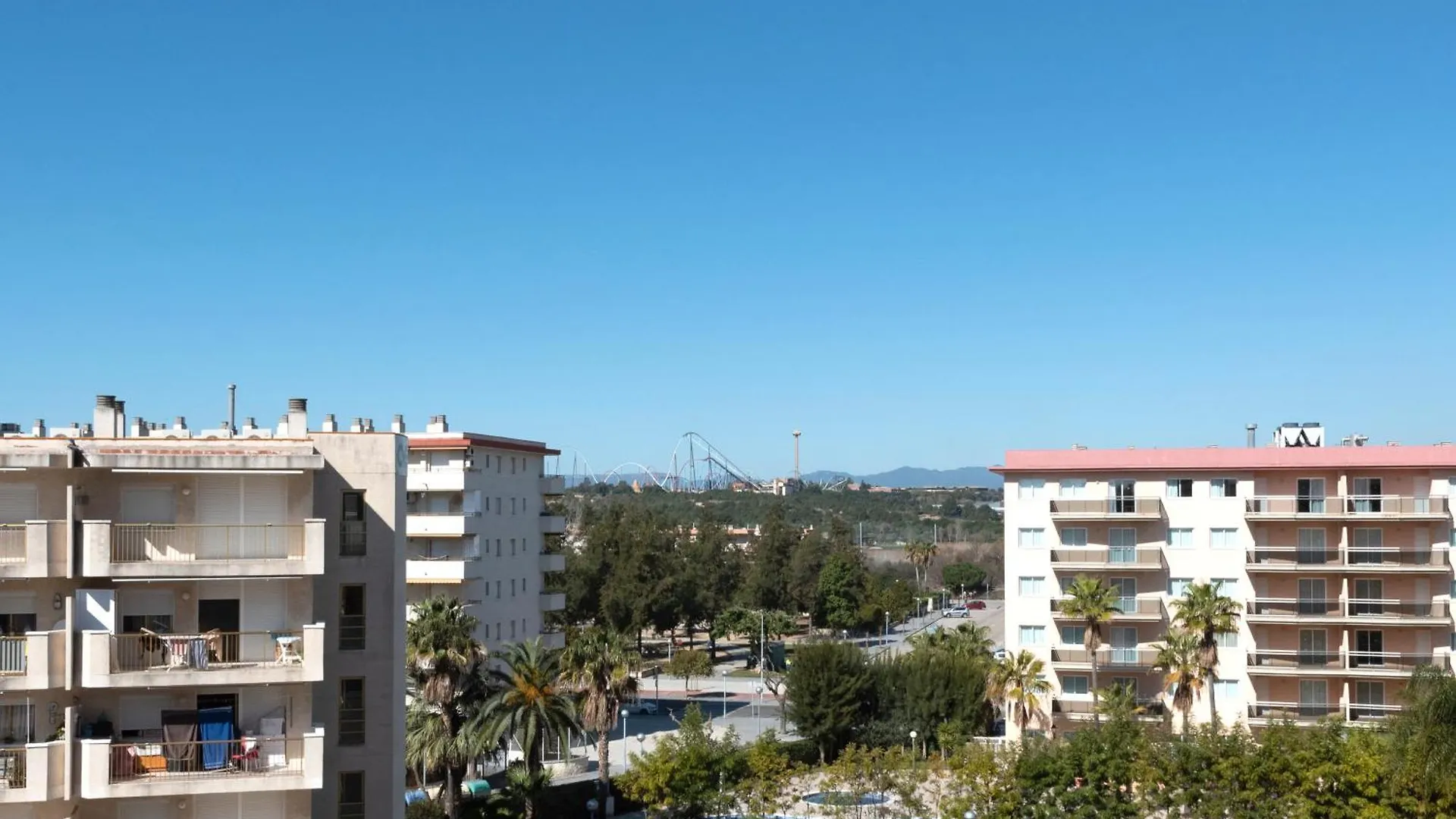 Beach & Fun: Cozy Studio La Pineda Apartment