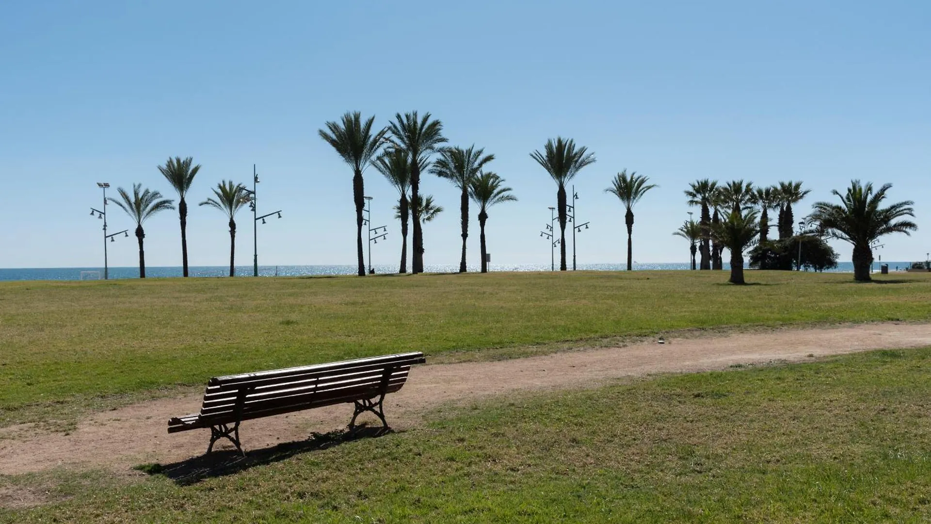 Beach & Fun: Cozy Studio La Pineda Apartment